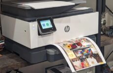 Струйный принтер HP для дома печатает цветные изображения на фотобумаге