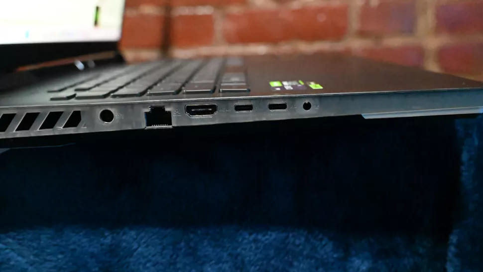Порты левой стороны Asus ROG Strix Scar 18