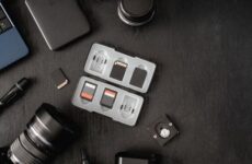 Карты памяти microSD и SD в кейсе рядом с камерой и ноутбуком - лучшие microSD карты 2026