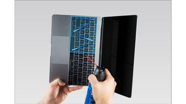 Очистка клавиатуры MacBook с помощью сжатого воздуха