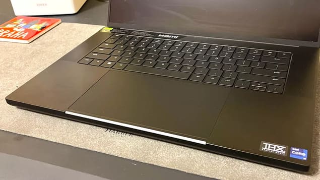 Клавиатура и огромный Razer Blade 16 (2023)