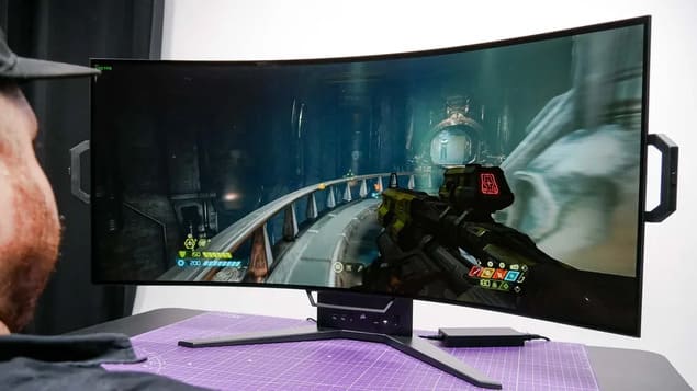 Изгибаемый монитор Corsair Xeneon Flex