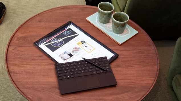 HP Spectre Fold 17 (2024)
