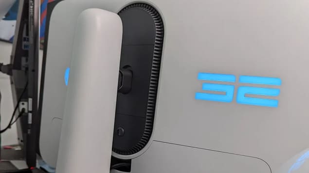 Задняя панель Alienware AW3225QF (2024)