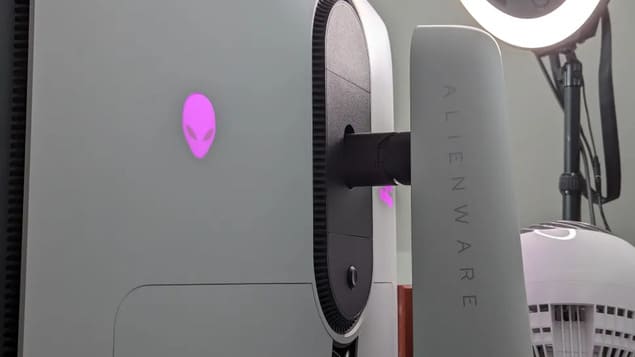 Задняя панель Alienware AW3225QF