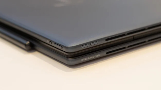 Порты и конструкция HP Spectre Fold 17 (2024)