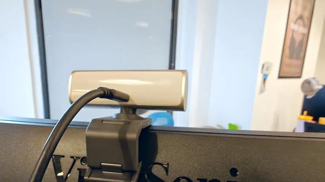 Крепление Logitech MX Brio 4K на мониторе