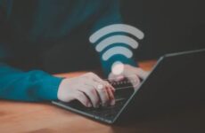 Ноутбук с Wi-Fi сигналом
