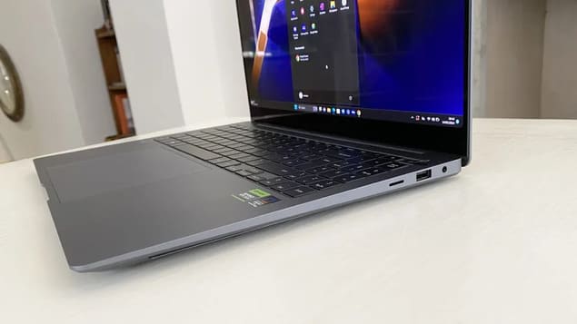 Порты правой стороны Samsung Galaxy Book 4 Ultra