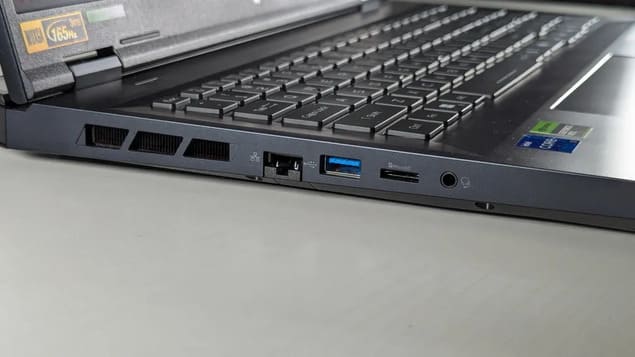 Порты слева Acer Predator Helios Neo 18