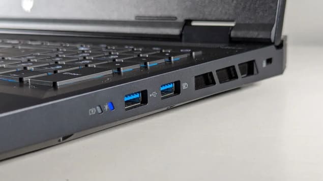 Порты справа Acer Predator Helios Neo 18