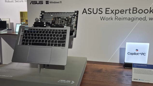 Разобранный Asus ExpertBook P5 A5 на стенде