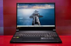 Лучшие бюджетные игровые ноутбуки 2026 года - игровой ноутбук Acer Nitro V 16S AI на красном фоне