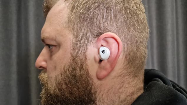 SteelSeries Arctis GameBuds в ухе
