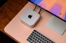 Mac Mini M4 на рабочем столе с монитором и клавиатурой - настольный компьютер Apple 2026