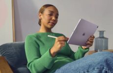 Девушка делает заметки на iPad