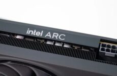 Лого Intel Arc на видеокарте Intel Arc B580