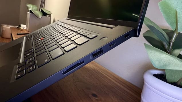 Порты с правой стороны Lenovo ThinkPad P1 (Gen 7)