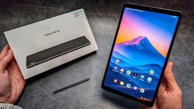 Samsung Galaxy Tab A11 в руках комплект планшета и коробка