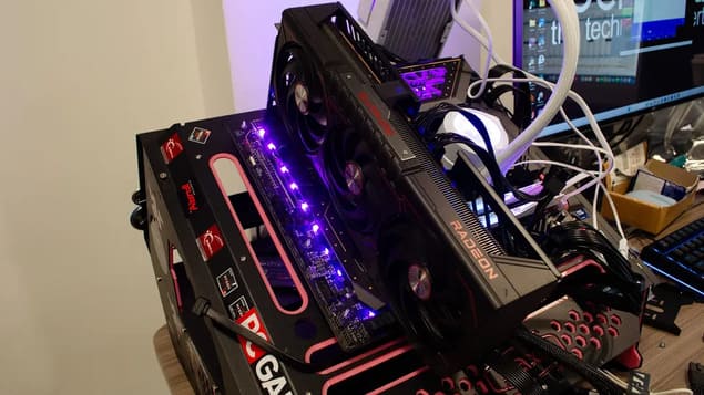 Видеокарта AMD RX 9070 XT на стенде