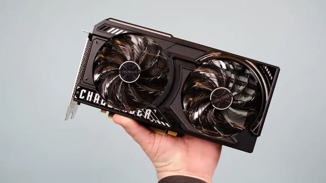 Видеокарта Intel Arc B570 в руке