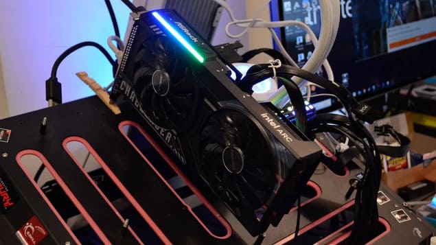Видеокарта Intel Arc B570 на стенде