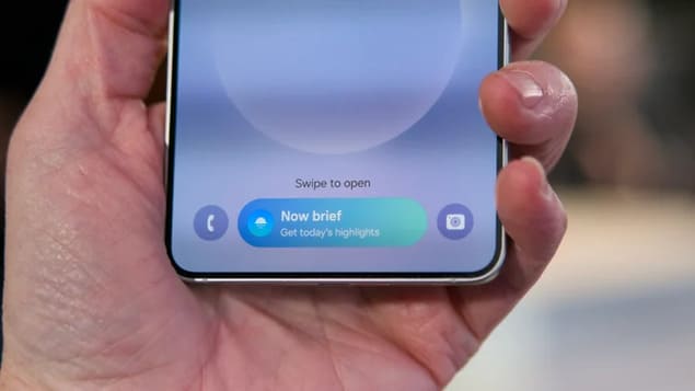 Samsung Galaxy S25 Edge в руке