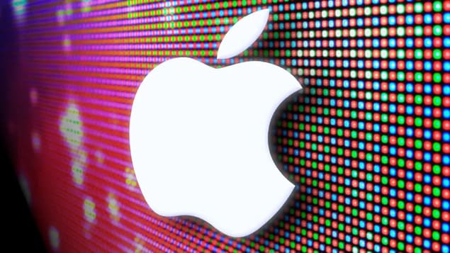 Логотип Apple на пиксельном поле
