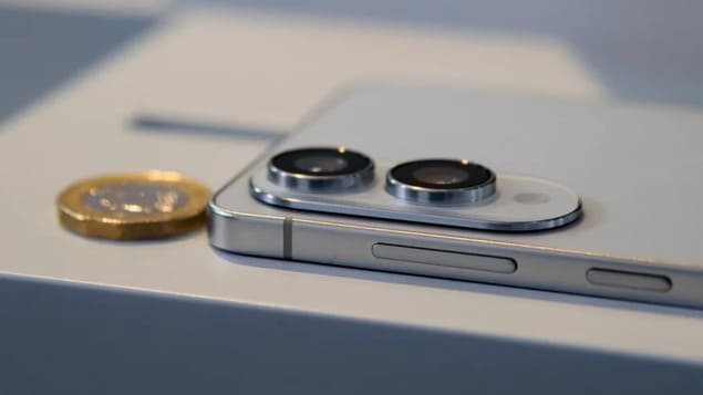 Толщина Samsung Galaxy S25 Edge против монеты