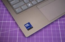 Наклейка Intel Core Ultra 7 на ноутбуке