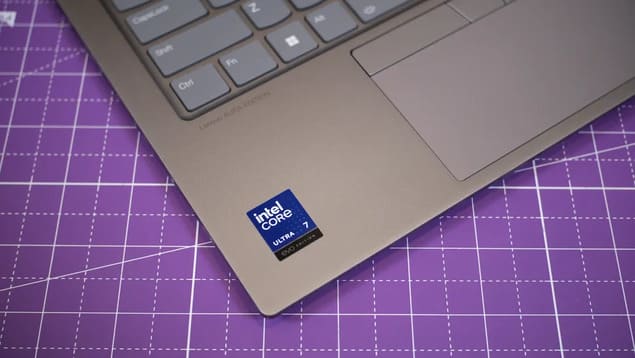 Наклейка Intel Core Ultra 7 на ноутбуке