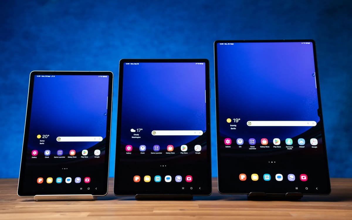Три планшета Samsung Galaxy Tab S11 с OLED-экранами разного размера на столе