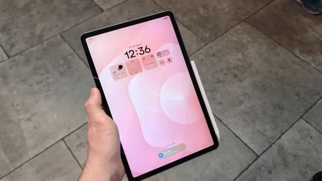 Планшет Samsung Galaxy Tab S11 с OLED экраном в руке пользователя