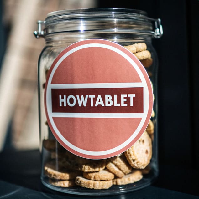 Логотип HowTablet на банке печенья