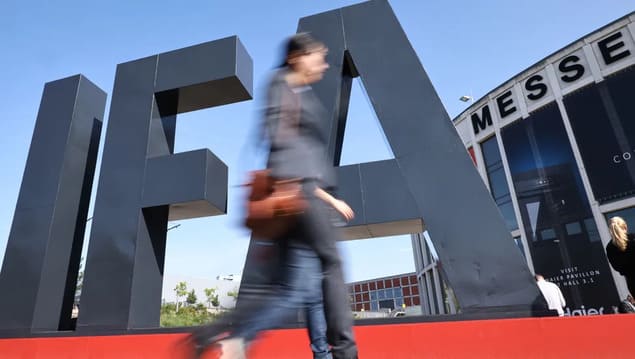 Огромные буквы IFA у выставочного центра