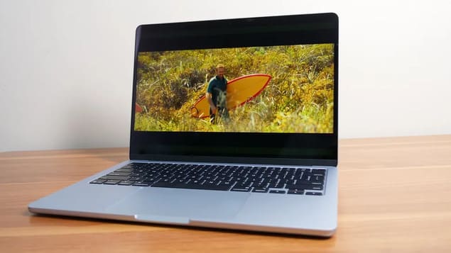 Apple MacBook Air 13 M4 2025 ноутбук на столе тонкий лёгкий для учёбы