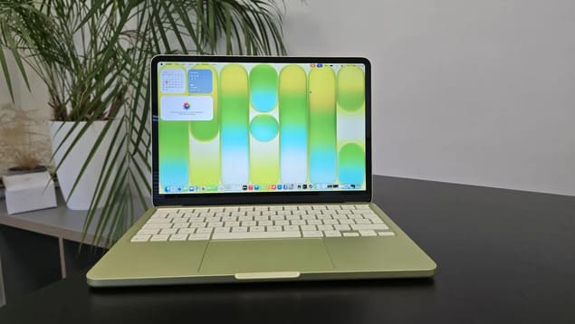 Apple MacBook Neo 2026 доступный ноутбук macOS на столе