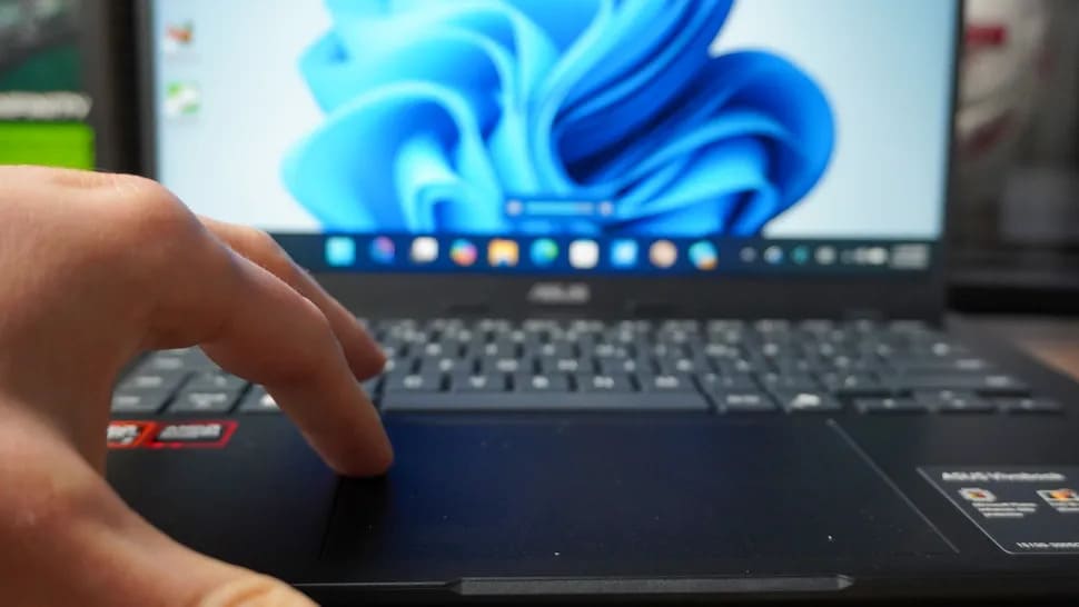 Asus Vivobook 14 в работе — ноутбук для учёбы и офиса