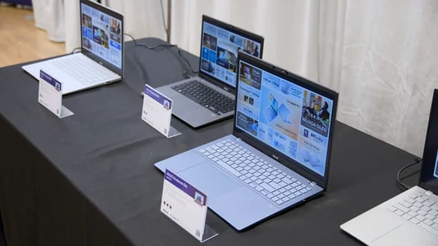 Общий вид ноутбуков Asus Zenbook 2026 на CES — стенд и устройства