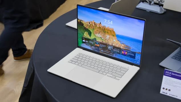 Ноутбук Asus Zenbook A16 2026 — вид спереди справа, из CES 2026