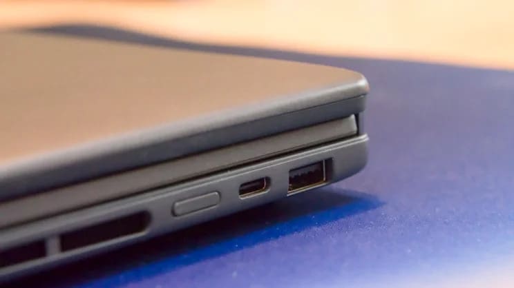 Закрытый Asus Zenbook Duo (2026), правый задний угол корпуса