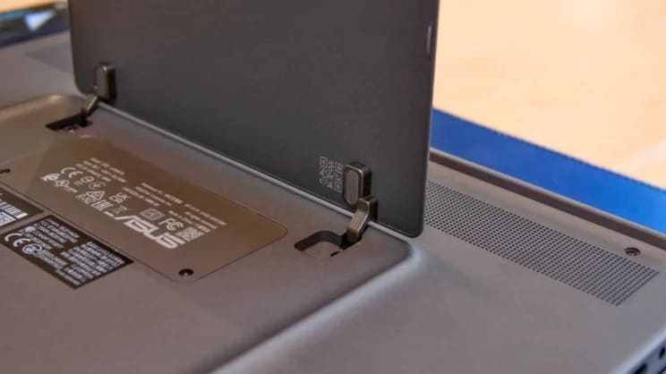 Откидная подставка Asus Zenbook Duo (2026) в рабочем положении