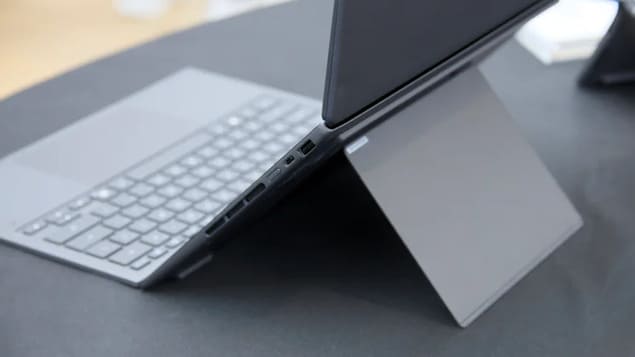 Asus Zenbook Duo 2026 с подставкой kickstand и двумя экранами — вид справа