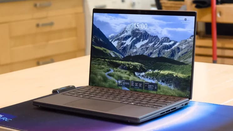 Asus Zenbook Duo (2026) в режиме ноутбука с закрытым нижним экраном