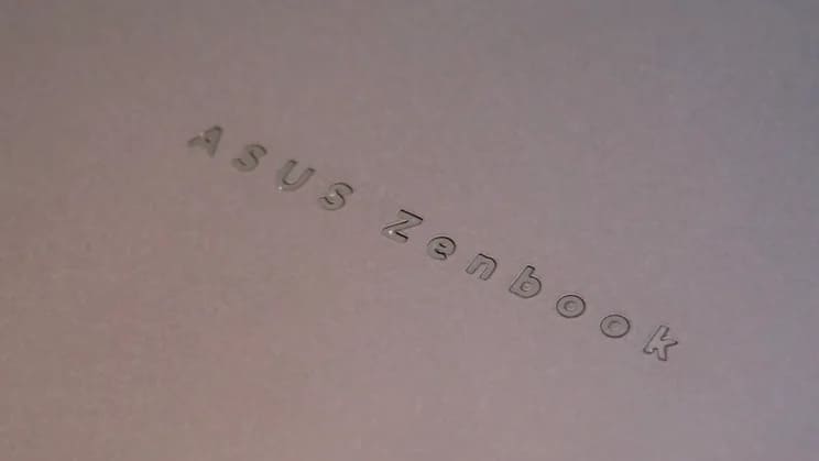 Фирменный логотип Asus Zenbook Duo (2026) на крышке корпуса