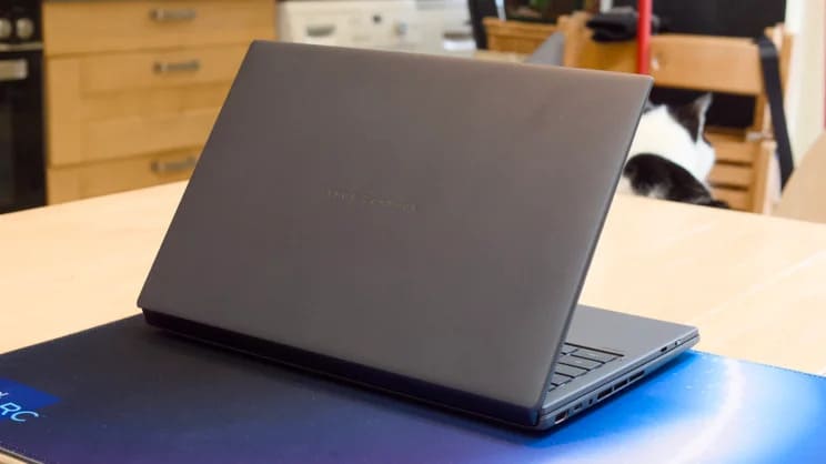 Asus Zenbook Duo (2026), вид сзади слева с раскрытым корпусом