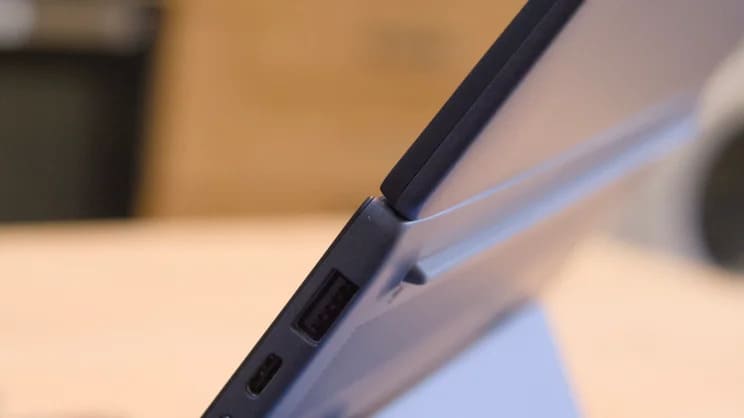 Экраны Asus Zenbook Duo (2026), раскрытые в одной плоскости без зазоров