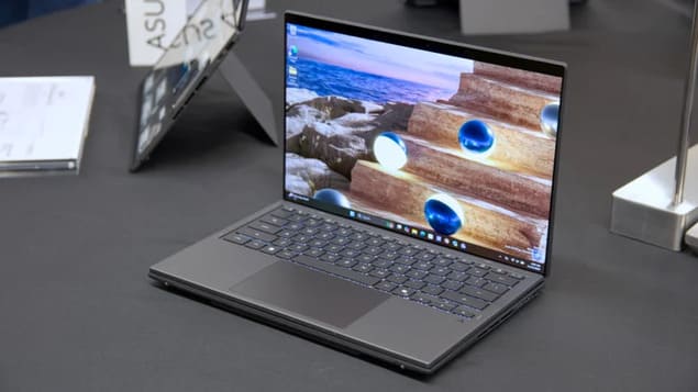 Asus Zenbook Duo 2026 открыт в традиционном ноутбучном режиме с клавиатурой