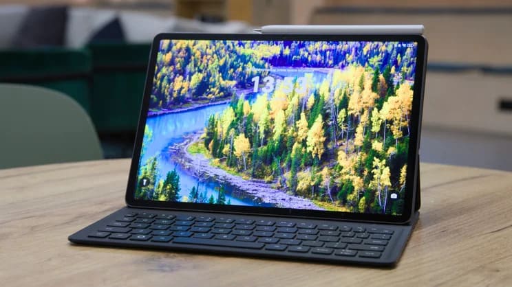 Huawei MatePad 11.5 S (2026) в чехле-клавиатуре на деревянном столе