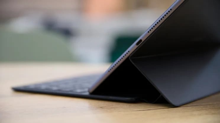 Huawei MatePad 11.5 S (2026) в клавиатурном чехле, вид сзади